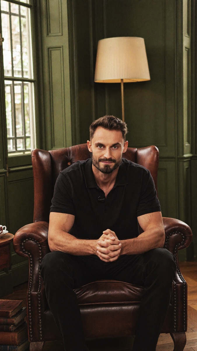 Théo Ritzy, fondateur d'Ecom Accelerator, assis dans un fauteuil en cuir